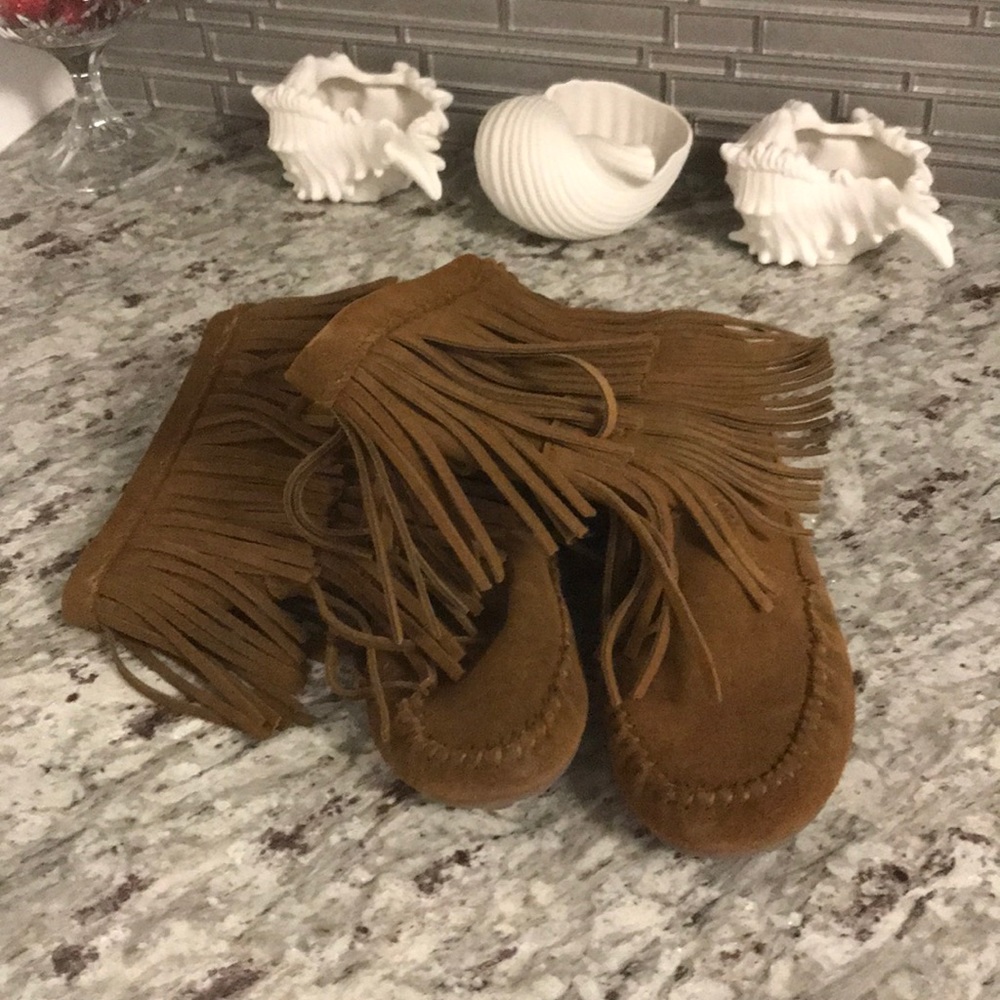 Minnetonka size 6